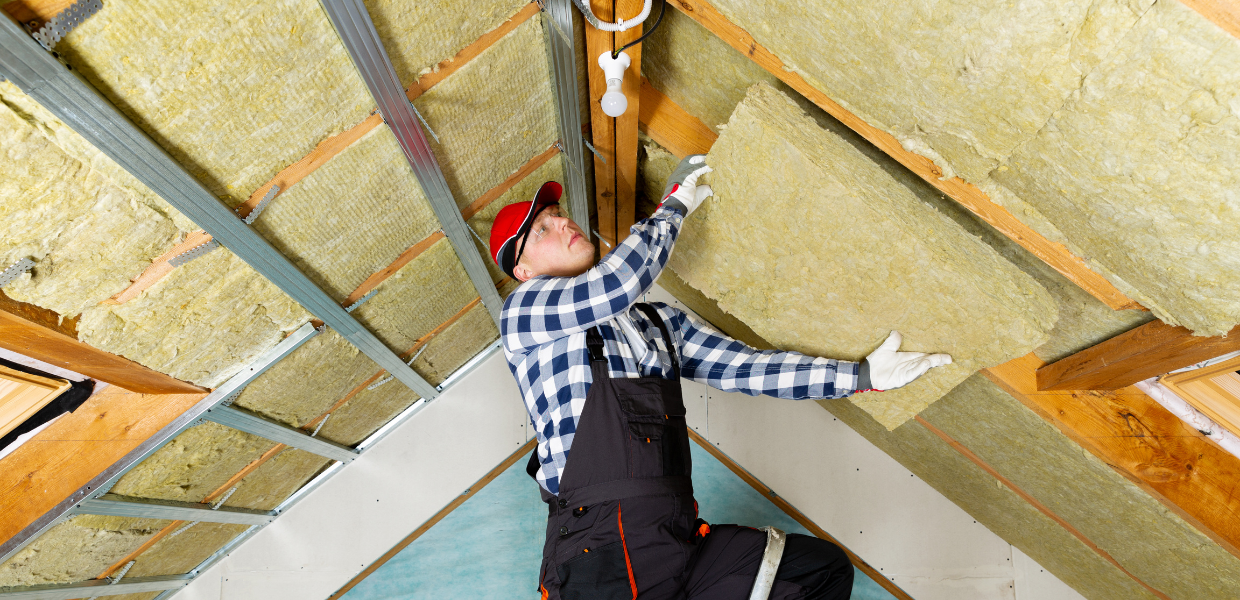 Instalación de aislamiento en el techo.