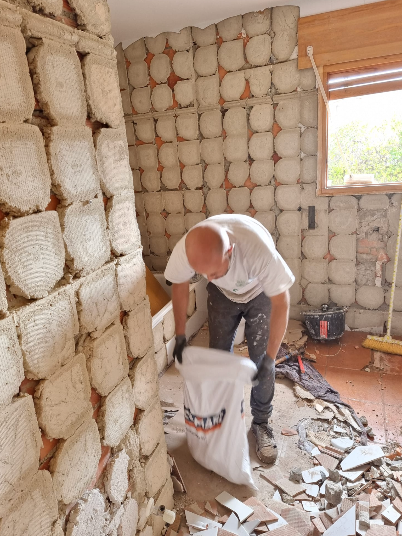 Trabajos de demolición en un baño durante una reforma integral en Las Rozas de Madrid