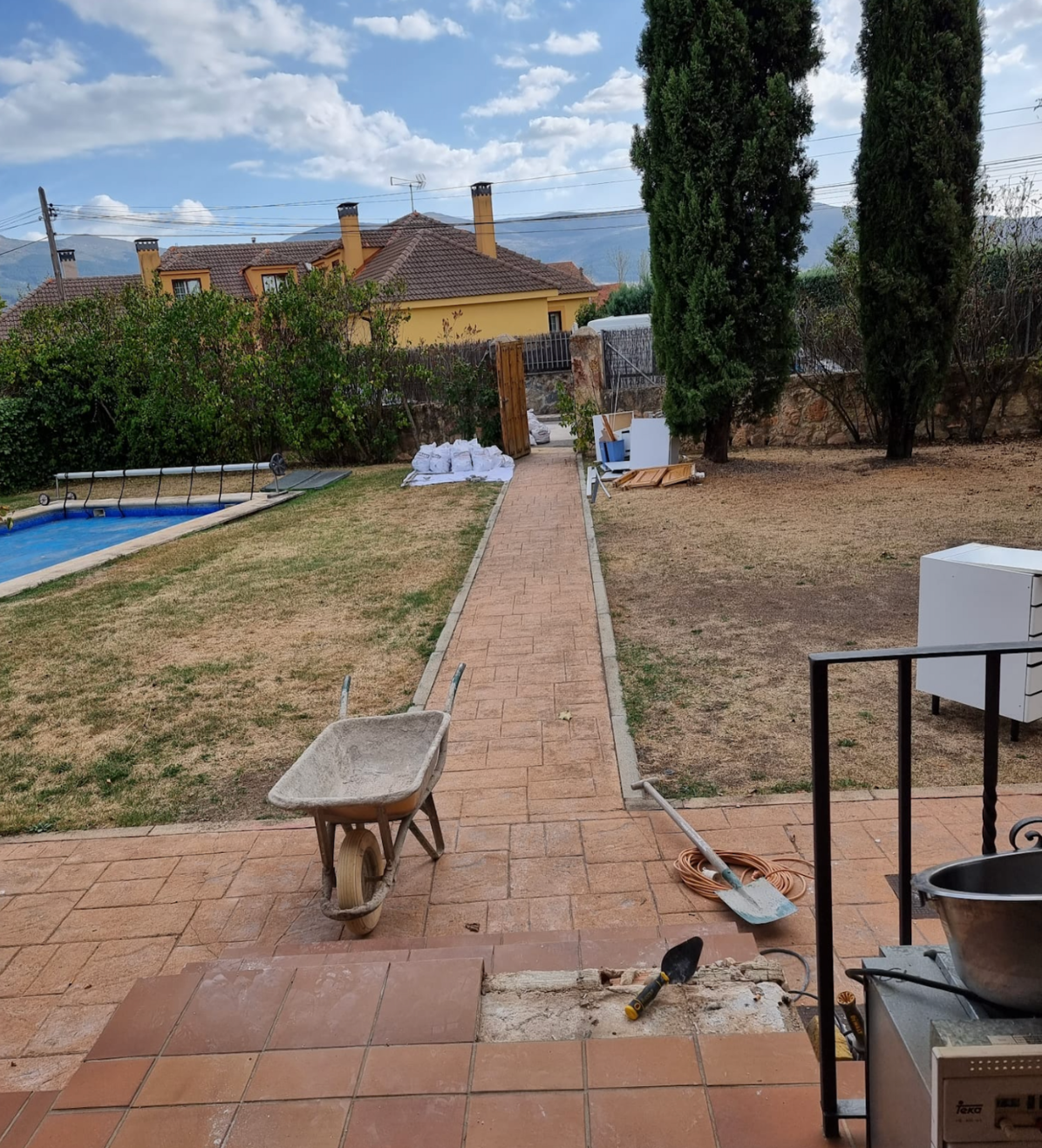 Jardín antes de una reforma integral de vivienda en Las Rozas de Madrid