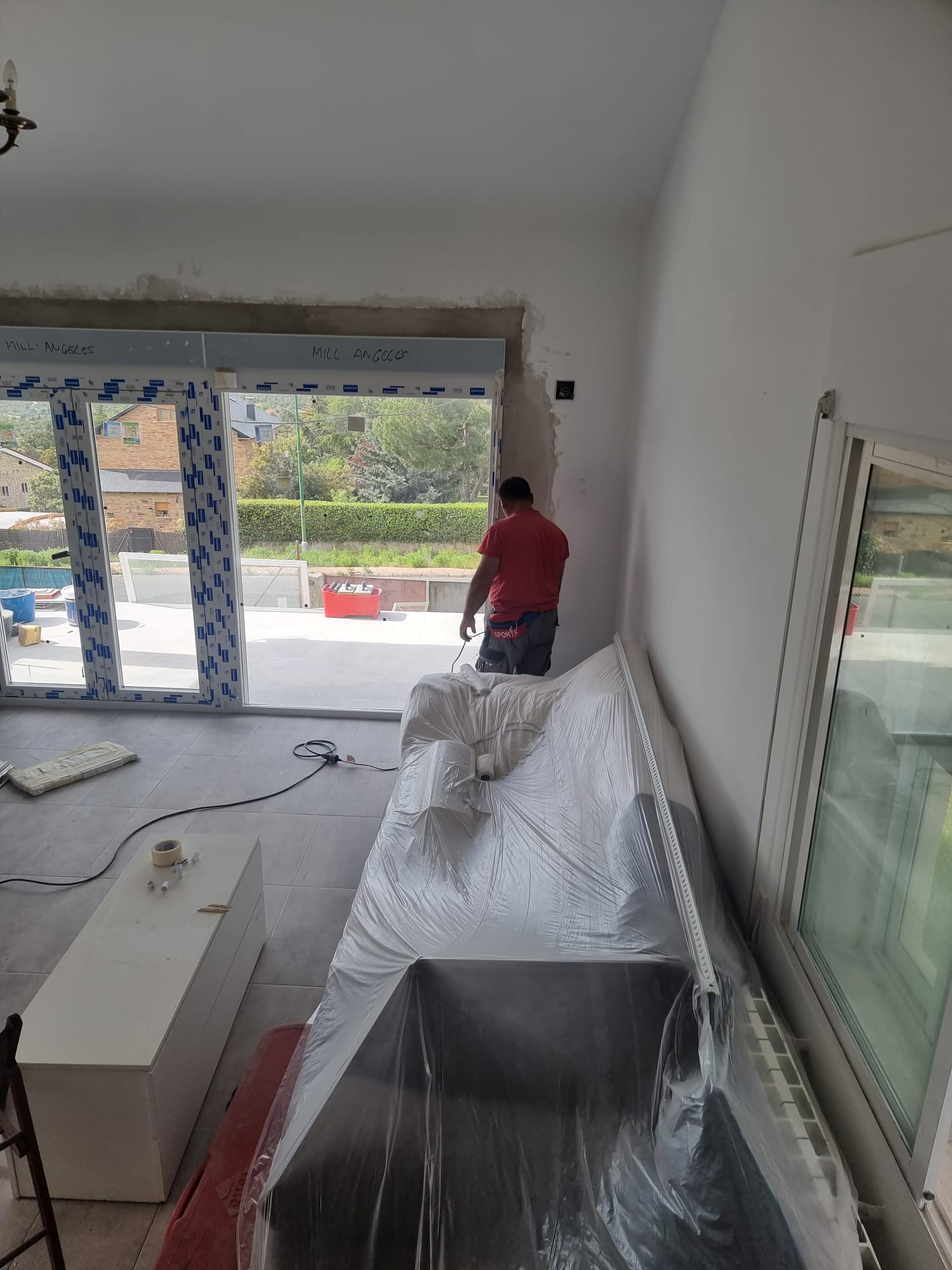 Salón antes de una reforma integral de vivienda en Las Rozas de Madrid