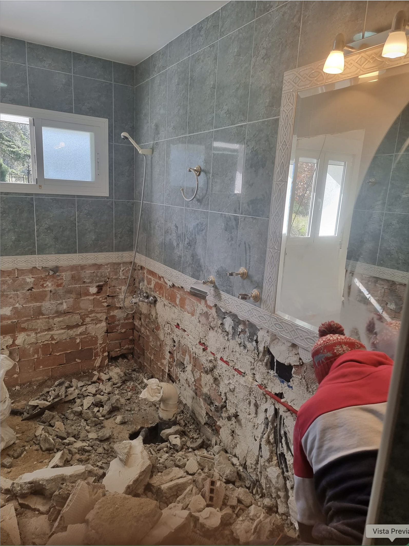 Trabajos de demolición en un baño durante una reforma integral en Las Rozas de Madrid