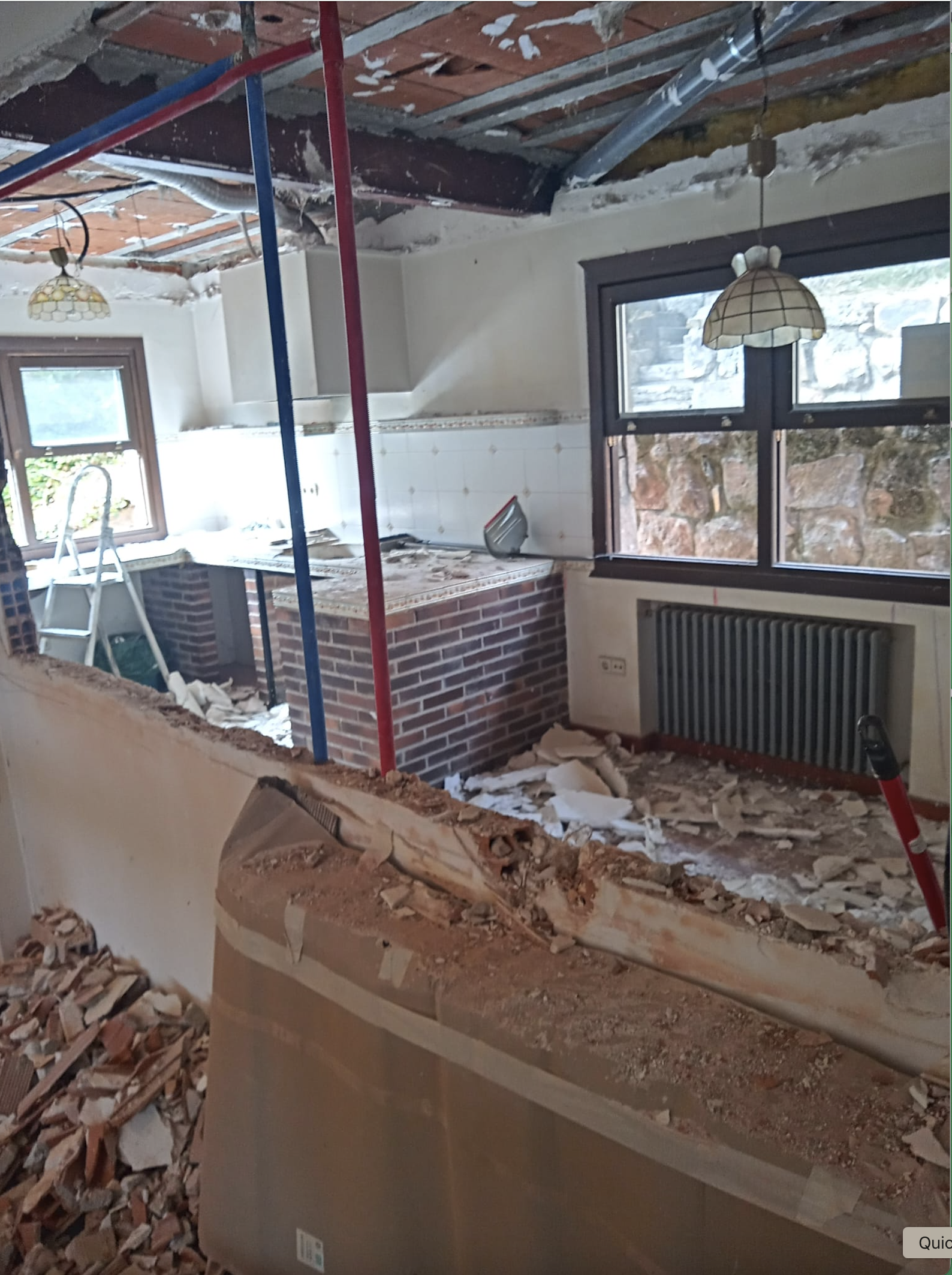 Obra antes de la Reforma de Cocina, pisos, techos interiores y muro de piedra exterior en Las Rozas de Madrid