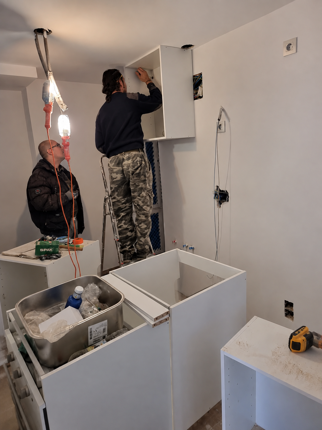Instalación de muebles de cocina durante la reforma en Las Rozas de Madrid
